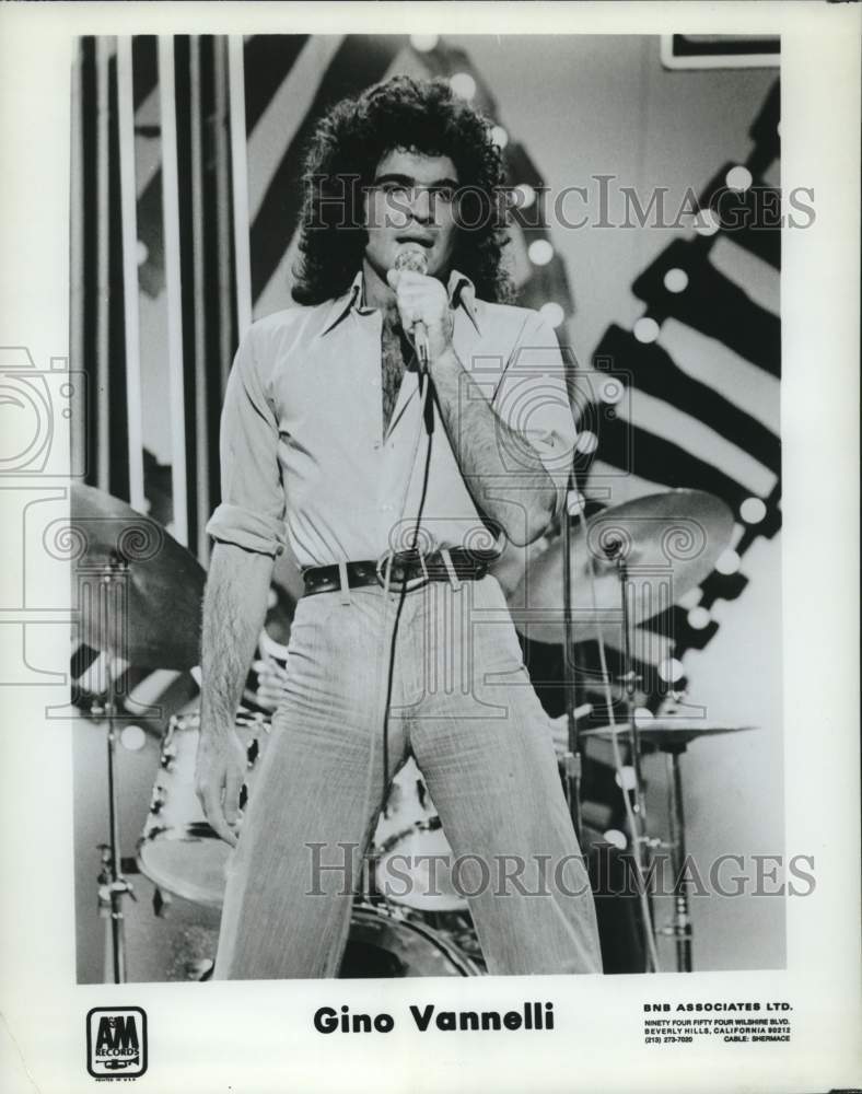 Press Photo Musician Gino Vannelli during a performance - Historic Images