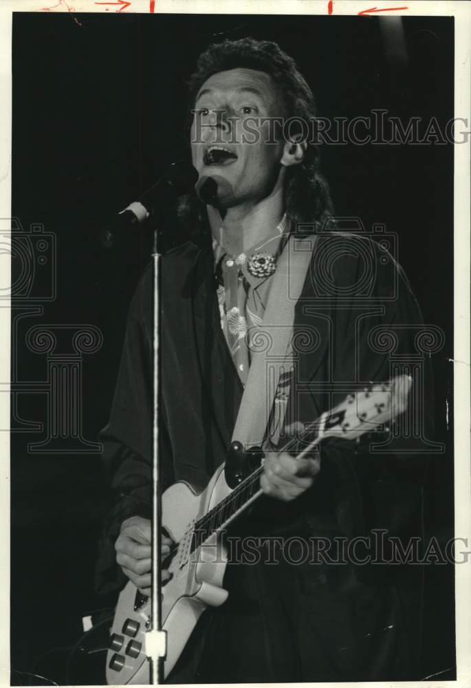 1986 Press Photo Musician Steve Winwood during a performance - Historic Images