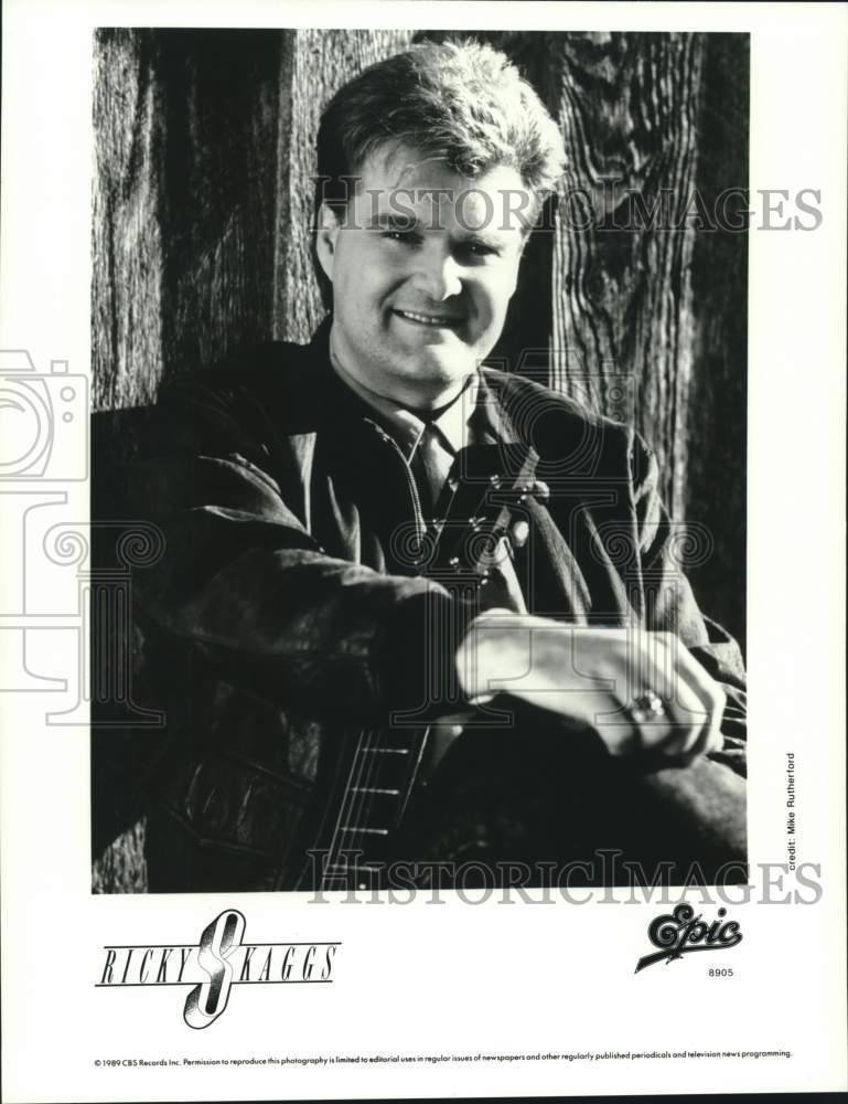 1989 Press Photo Musician Ricky Skaggs poses with his instrument - Historic Images