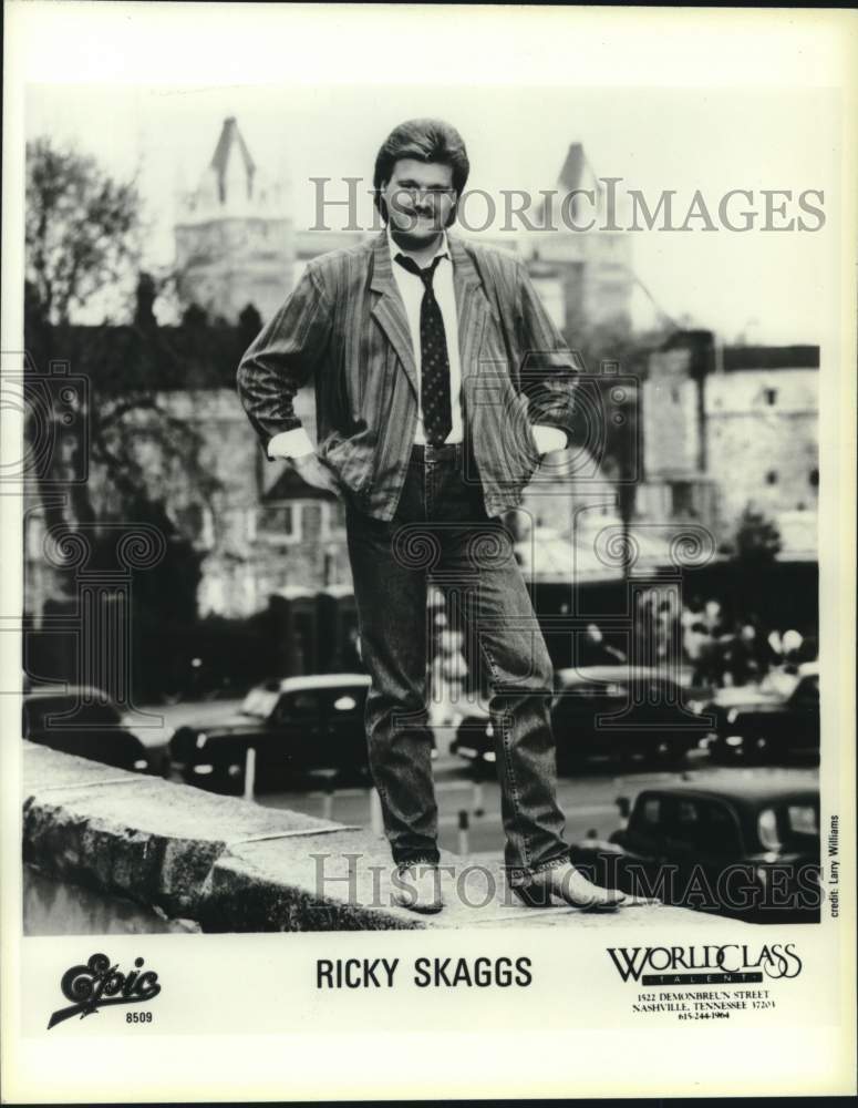 Press Photo Musician Ricky Skaggs poses on top of a building - Historic Images