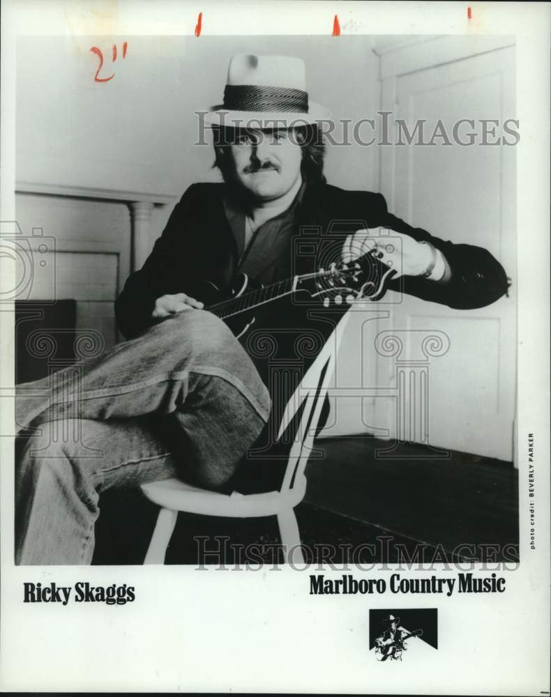 1983 Press Photo Musician Ricky Skaggs with his guitar - Historic Images