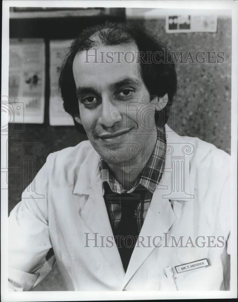 Press Photo Actor Greg Sierra during a scene - Historic Images