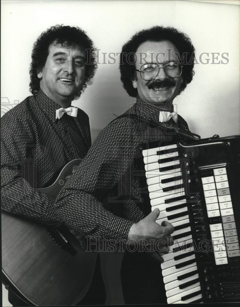 Press Photo Members of the Sean O&#39;Neil musical duo - Historic Images