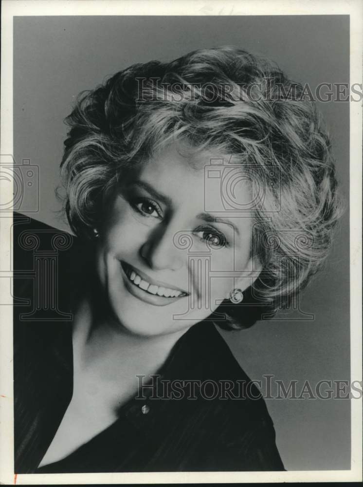 1987 Press Photo Barbara Walters poses for a photograph - Historic Images