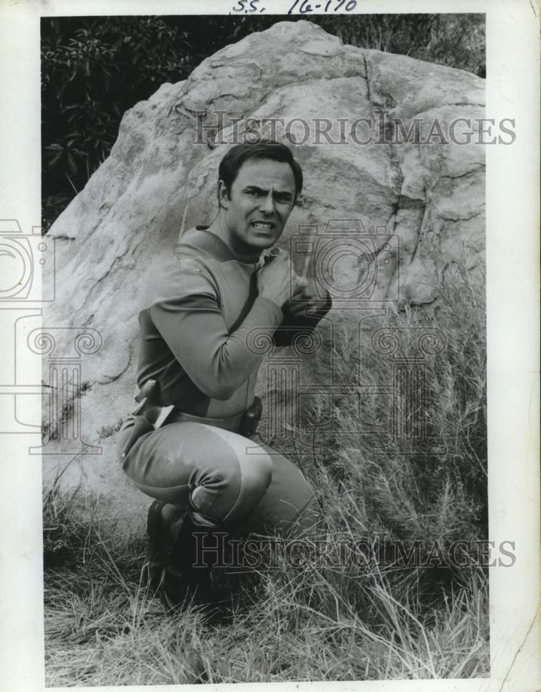 Press Photo Actor John Saxon in film scene - Historic Images