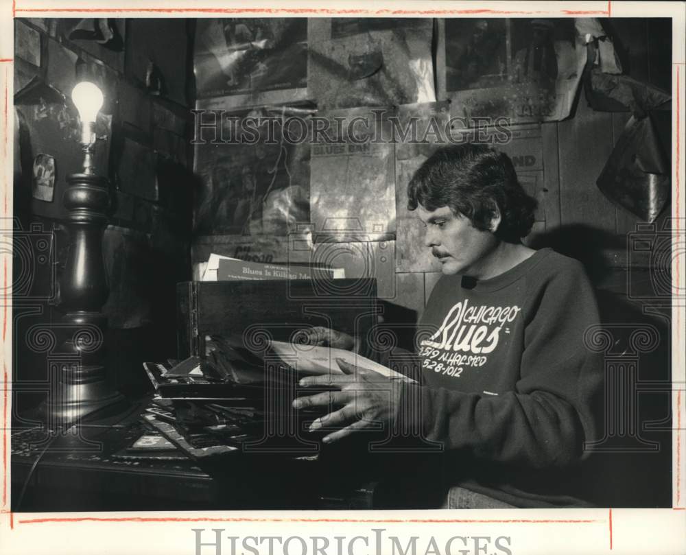 1988 Press Photo Kyle Shirley sits in his music room after a fire - Historic Images