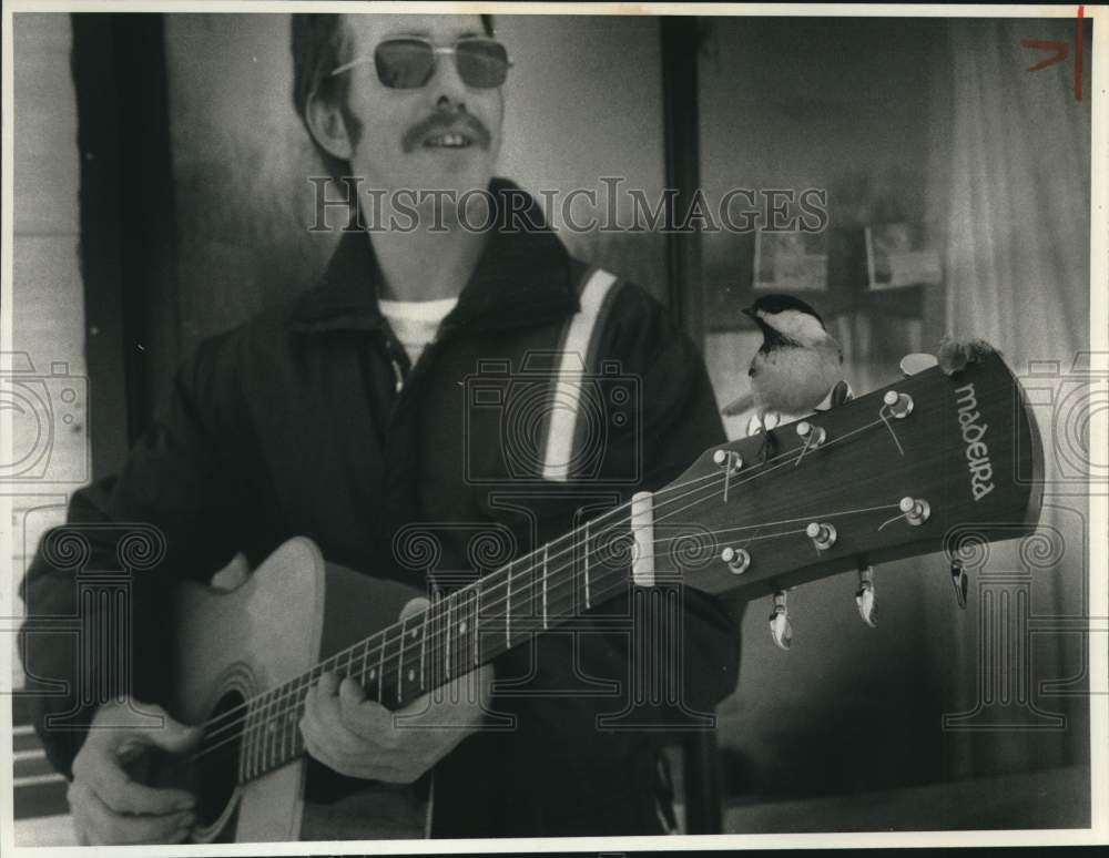 Press Photo Musician Bill Read feeds wild birds with peanut butter on his guitar - Historic Images