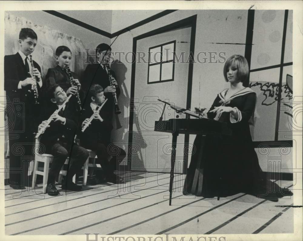 Press Photo Barbara Streisand performs with group of children - Historic Images