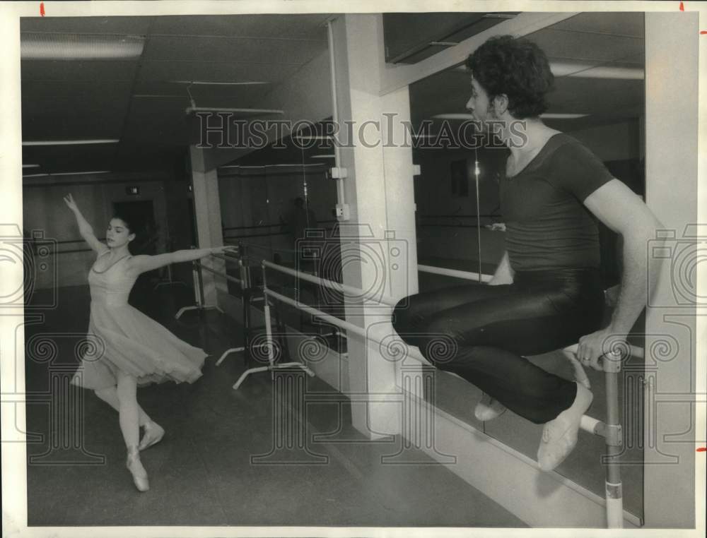 1986 Press Photo Choreographer Roy Woodmancee and Jennifer McNamara in practice - Historic Images