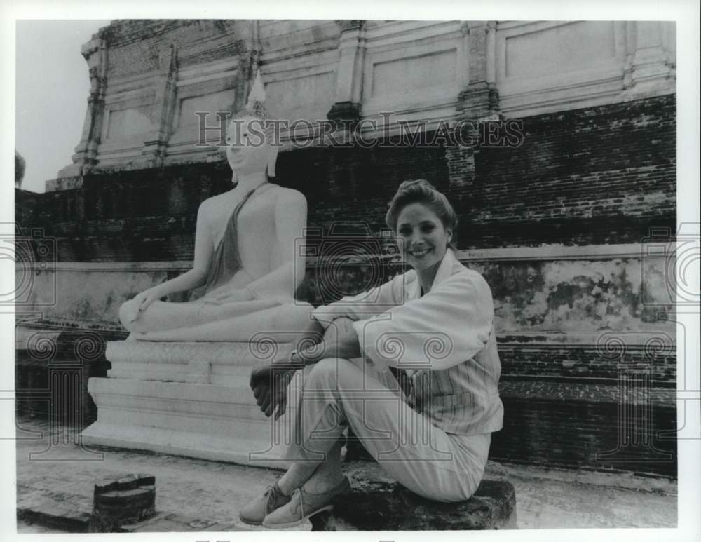 Press Photo Actress Deborah Raffin poses with statue - Historic Images