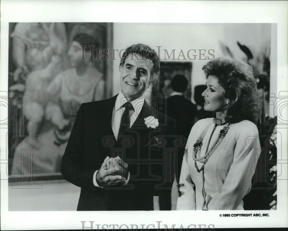 1985 Press Photo Ricardo Montalban &amp; Stephanie Beacham in television scene - Historic Images