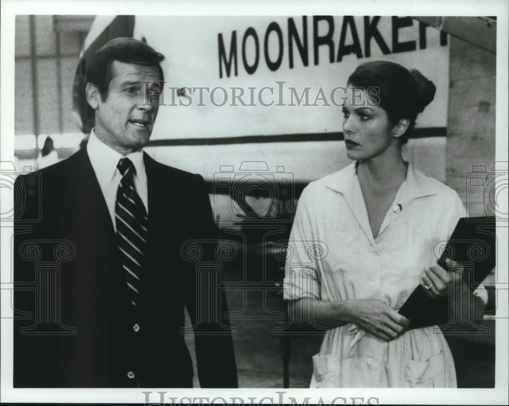 1984 Press Photo Roger Moore and Lois Chiles in "Moonraker" - Historic Images