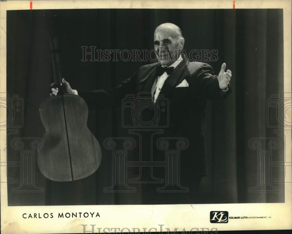 1983 Press Photo Musician Carlos Montoya poses on stage - Historic Images