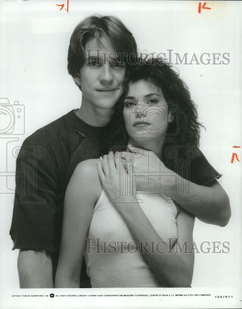 1985 Press Photo Actor Matthew Modine poses with Warner Brothers' film co-star - Historic Images