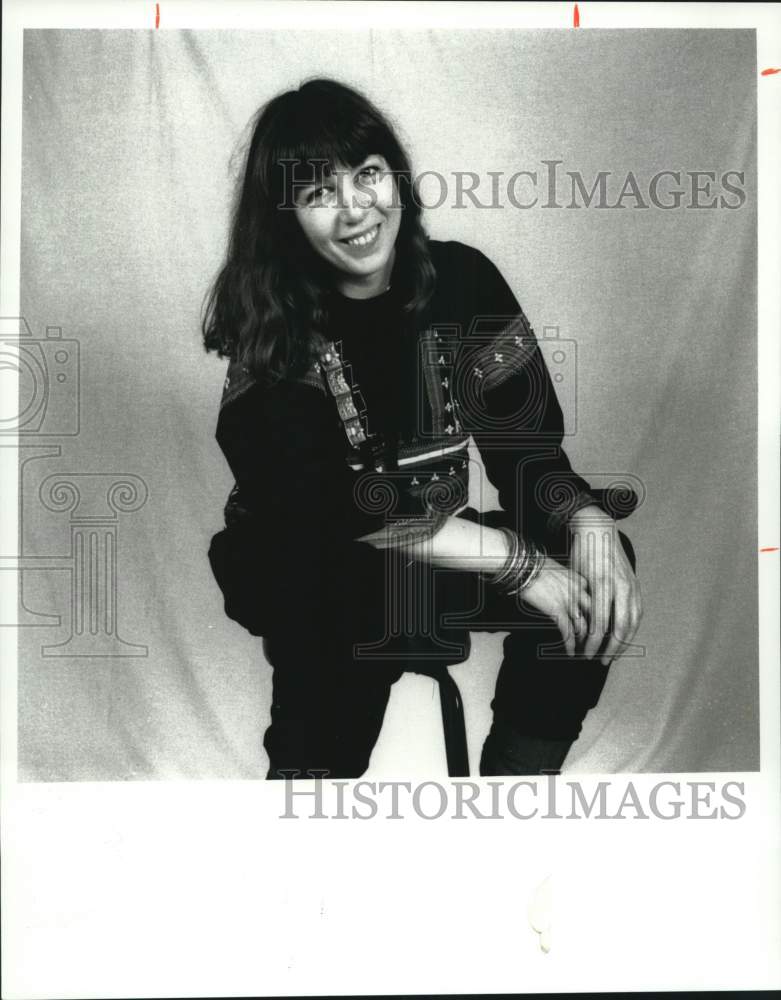 1991 Press Photo Janet Russell poses on a chair - Historic Images