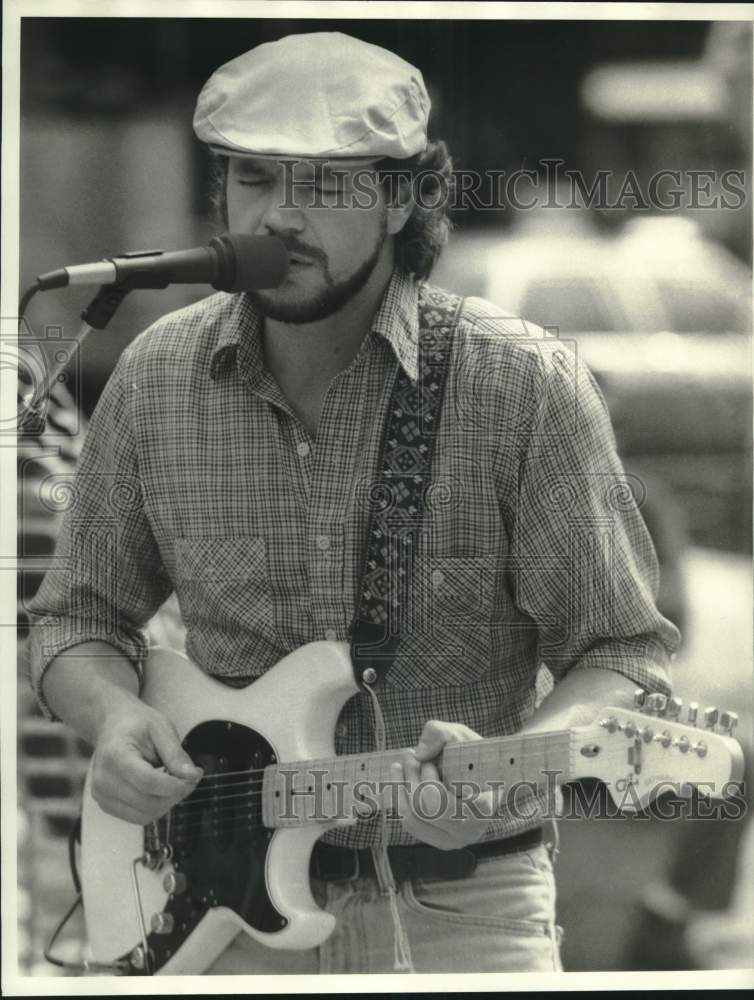 1985 Press Photo Paul Case of the Paul Case Band during a performance - Historic Images