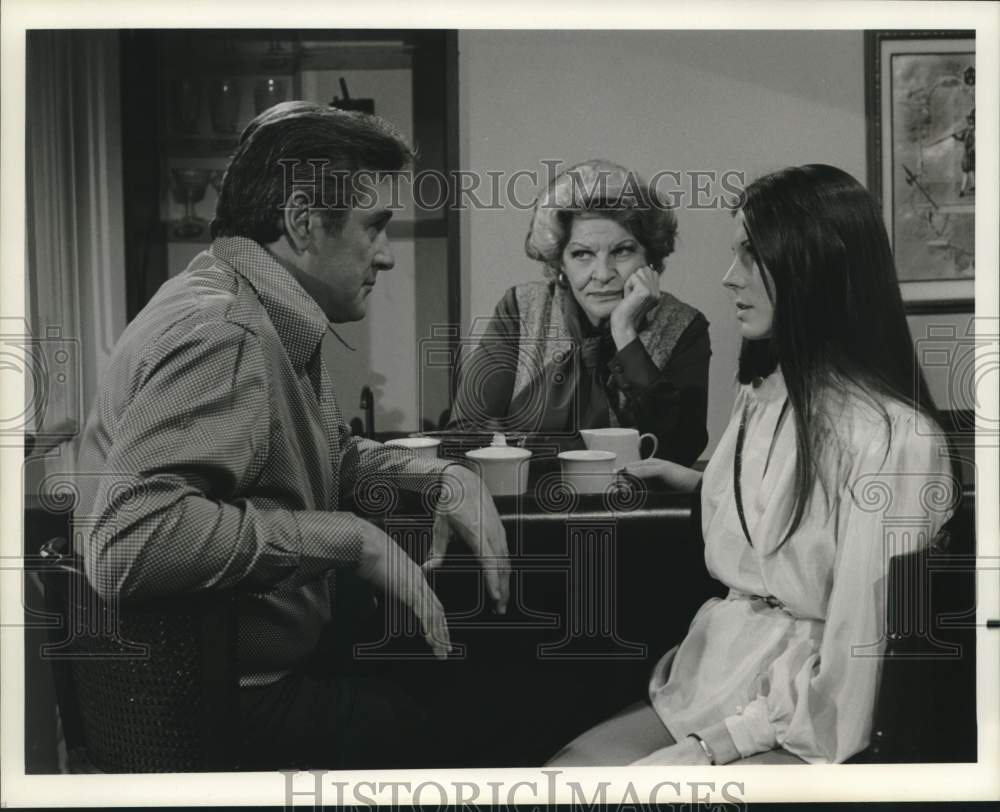 1976 Press Photo Martha Raye and other actors in a scene - Historic Images