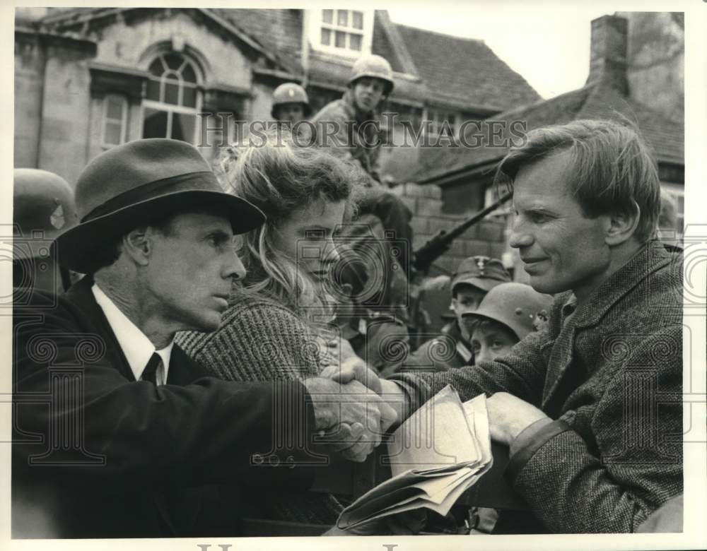 Press Photo Bruce Dern, Michael York &amp; Barbara Sukowa in &quot;Space&quot; mini-series - Historic Images