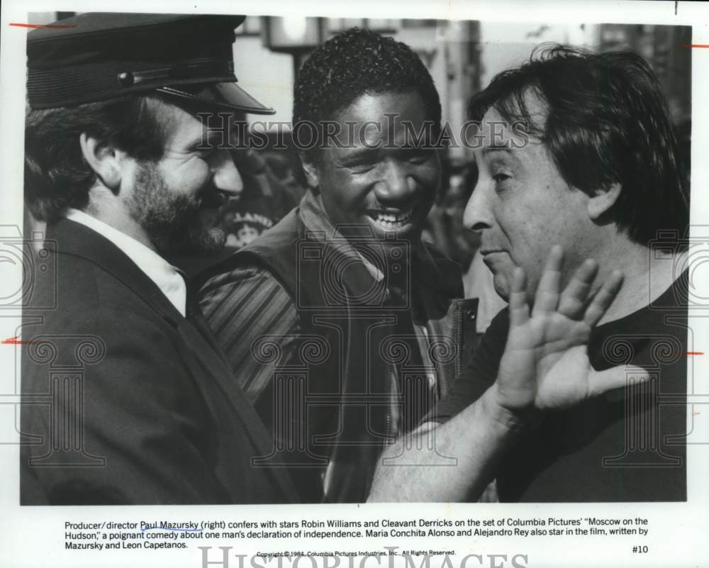 1984 Press Photo Robin Williams, Cleavant Derricks, Paul Mazursky Talk on Set - Historic Images