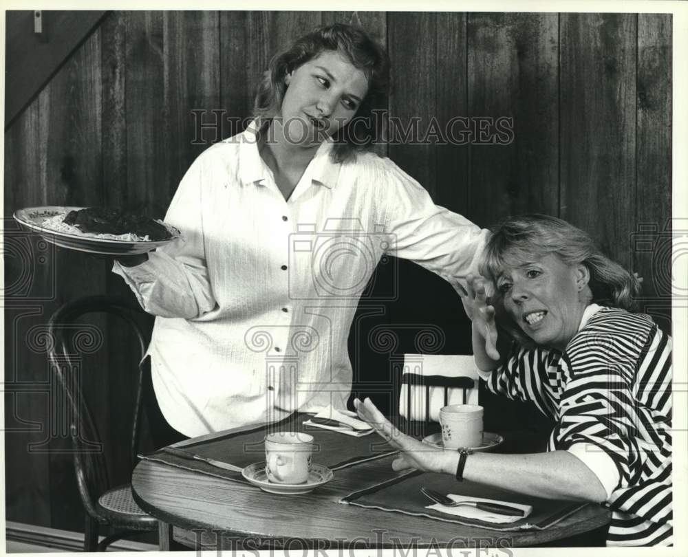 1990 Press Photo Betty Herholtz and Holly Wilson-Perrotto in The New Odd Couple - Historic Images