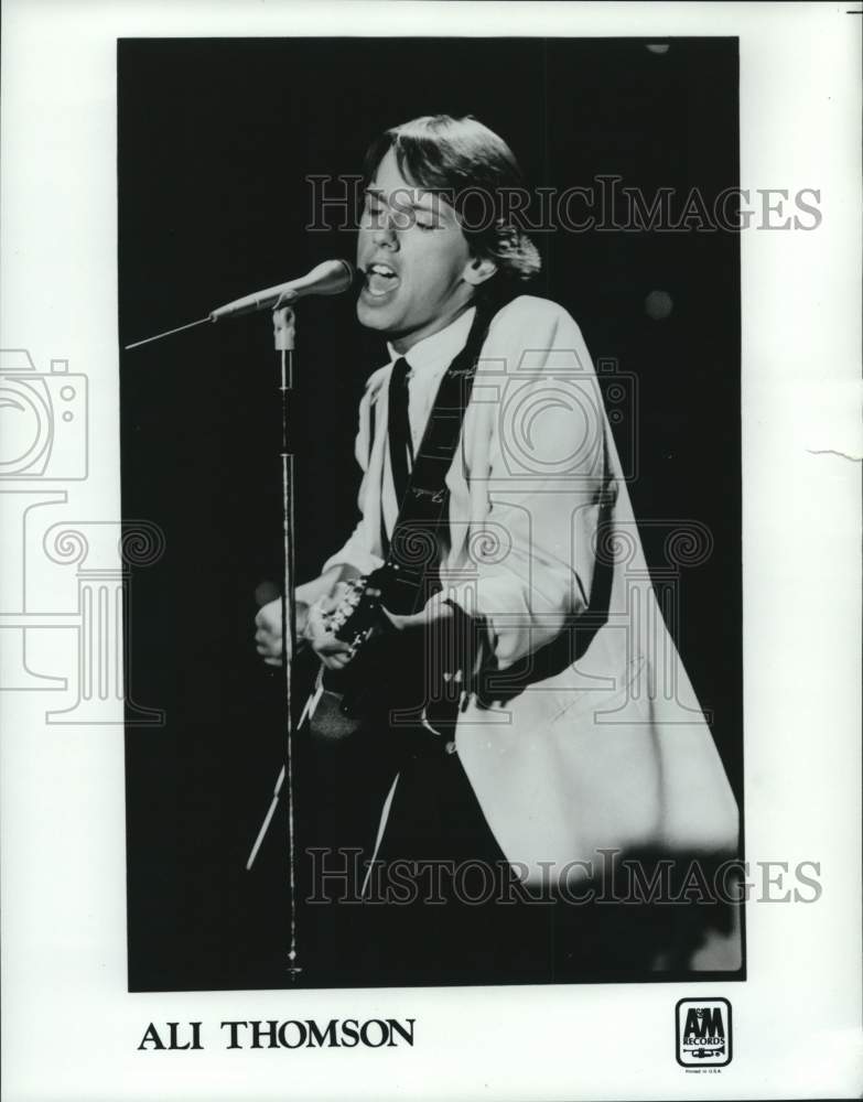 Press Photo Musician Ali Thomson during a performance - Historic Images