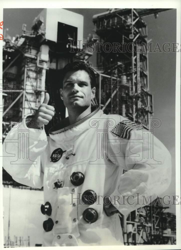 1986 Press Photo Harry Hamlin Stars in CBS Mini-Series &quot;Space&quot; - Historic Images