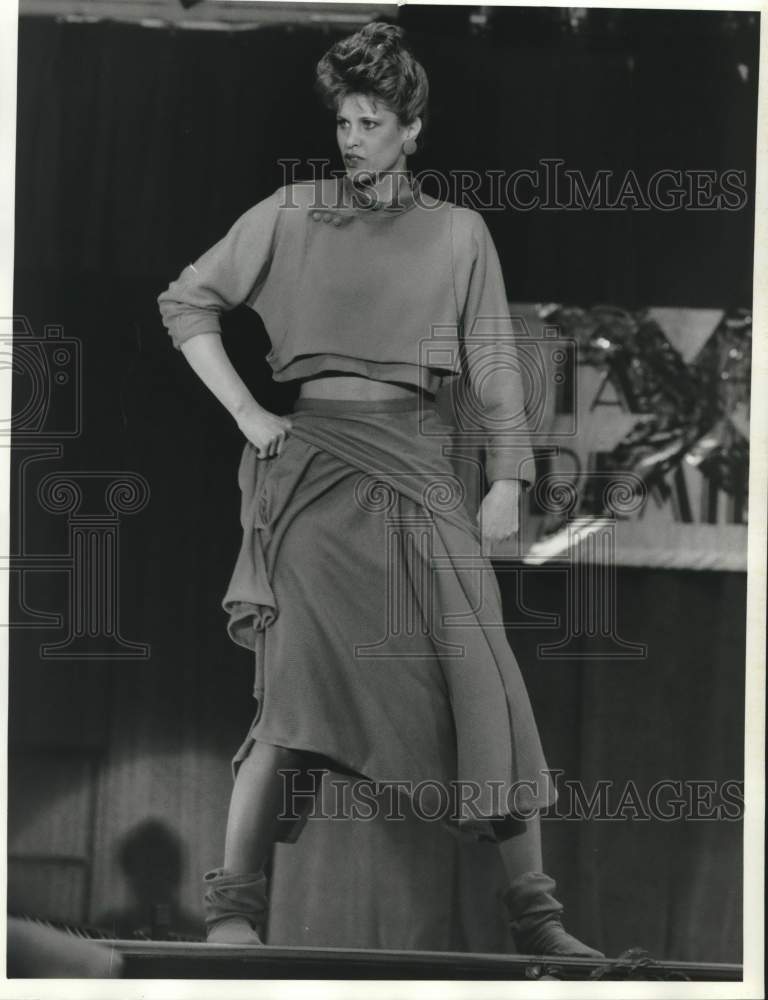 1986 Press Photo Christine Palenscar Models Outfit at Syracuse University Show - Historic Images