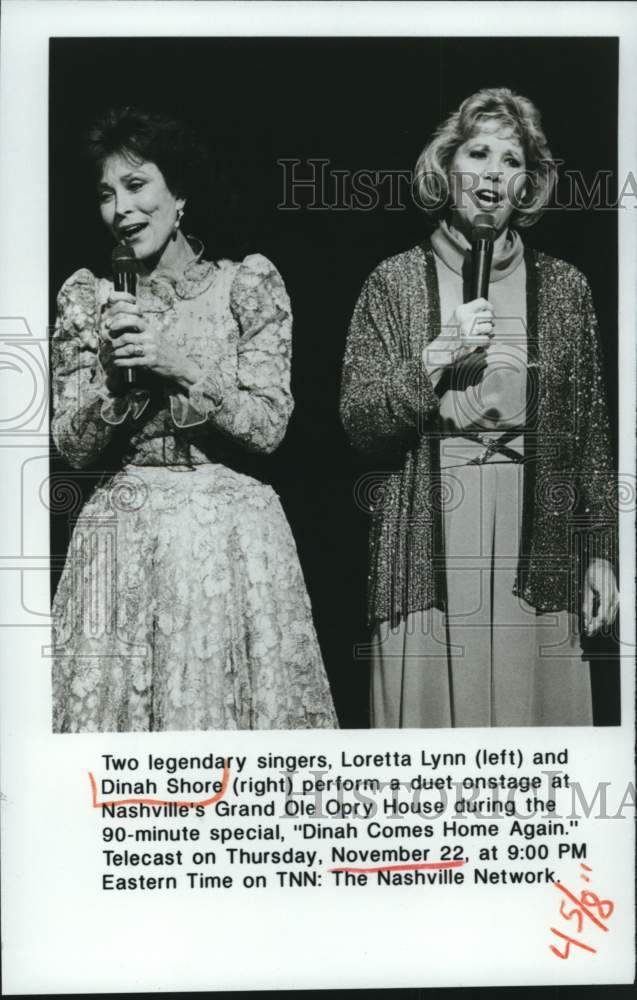 1990 Press Photo Loretta Lynn and Dinah Shore Sing on "Dinah Comes Home Again" - Historic Images