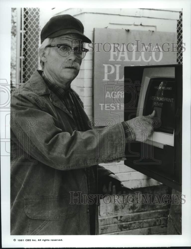 1991 Press Photo Keith Szarabajka acts in Stephen King's "Golden Years" - Historic Images