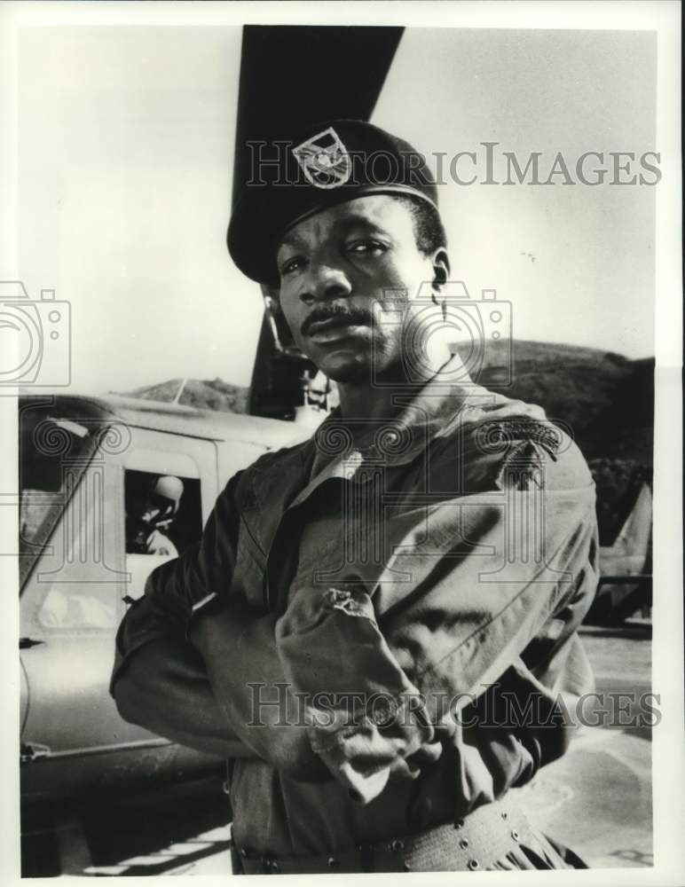 1989 Press Photo Carl Weathers as Colonel Brewster Guest Stars on "Tour of Duty" - Historic Images