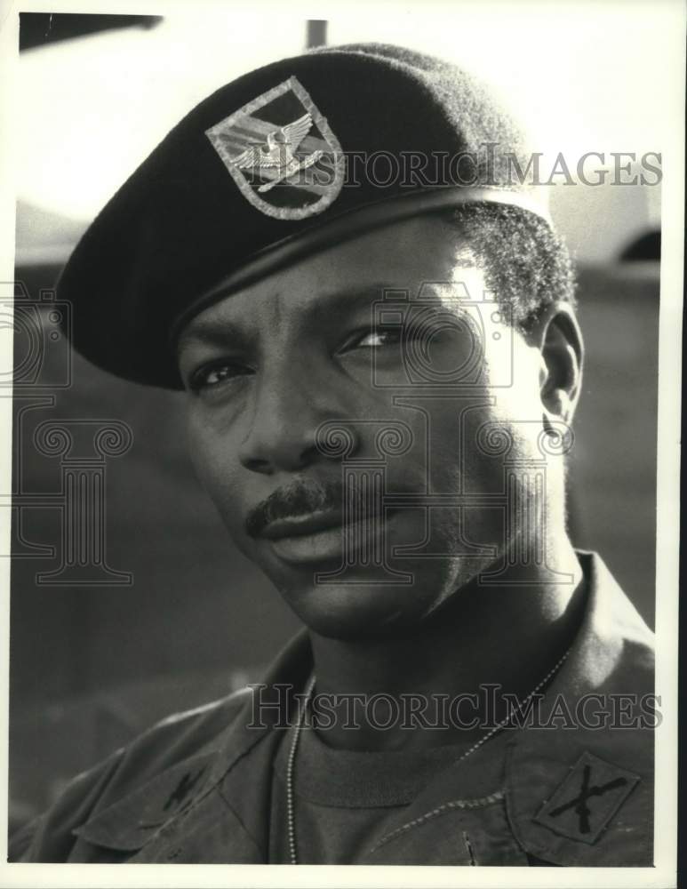 1989 Press Photo Carl Weather Special Guest Stars on "Tour of Duty" on CBS - Historic Images