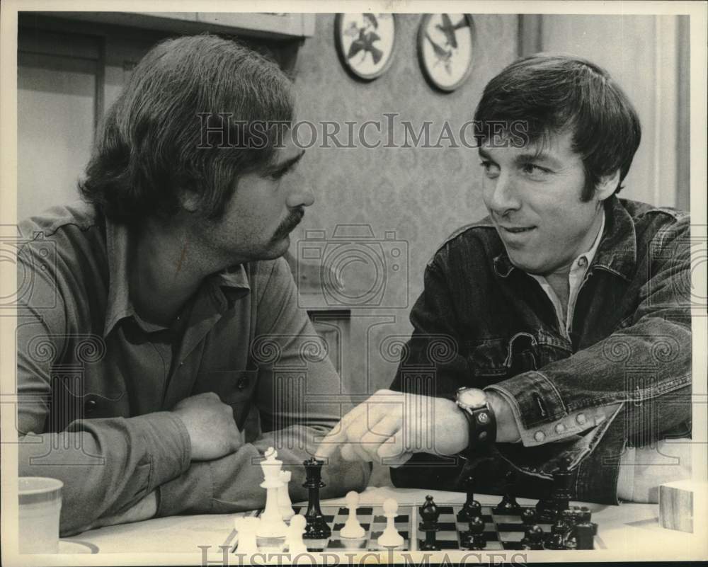 1976 Press Photo Rob Reiner and Greg Mullavey in &quot;All in the Family&quot; - Historic Images