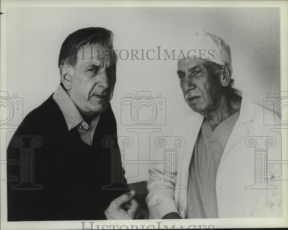 1982 Press Photo Jose Ferrer and Jack Klugman in an episode of &quot;Quincy&quot; - Historic Images