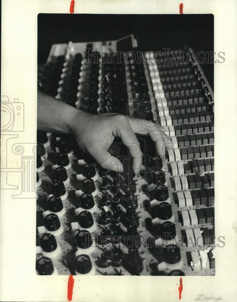 1984 Press Photo Billy Scranton adjusts echo on a mixing board - Historic Images