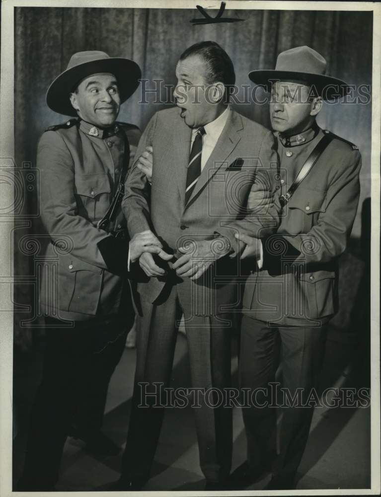 Press Photo Johnny Wayne, Ed Sullivan, Frank Shuster on &quot;Ed Sullivan Show&quot; - Historic Images