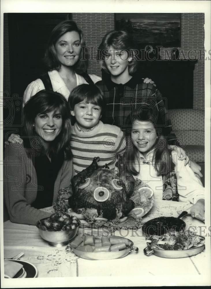 1985 Press Photo Cast in Episode of CBS Series "Kate & Allie" - Historic Images