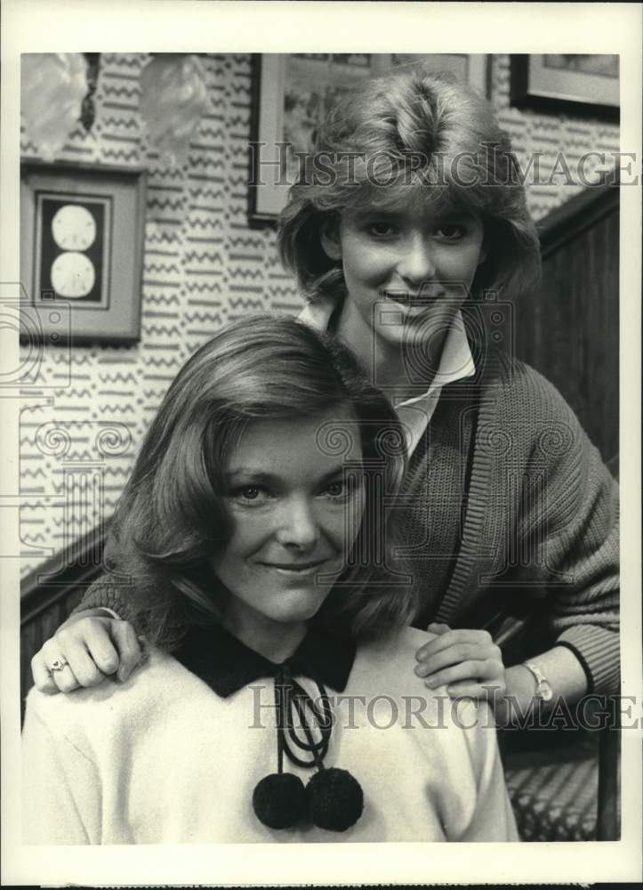 1985 Press Photo Jane Curtin, Allison Smith Star in CBS Series "Kate & Allie" - Historic Images