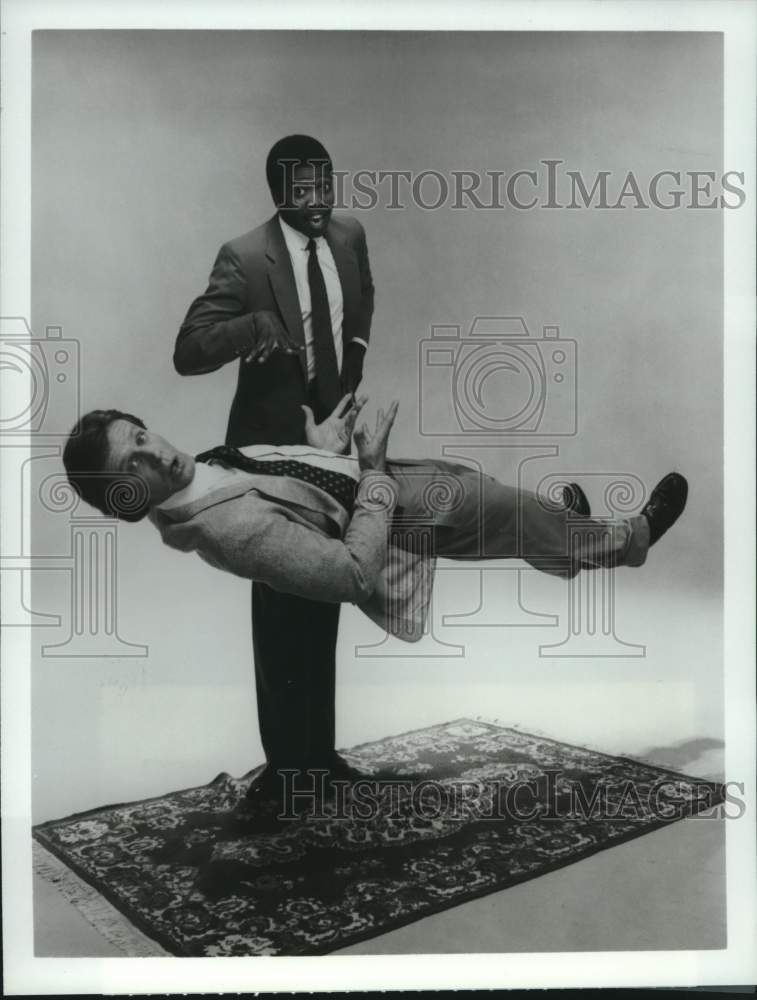 1983 Press Photo T.K. Carter (Standing), Richard Gilliland in &quot;Just Our Luck&quot; - Historic Images