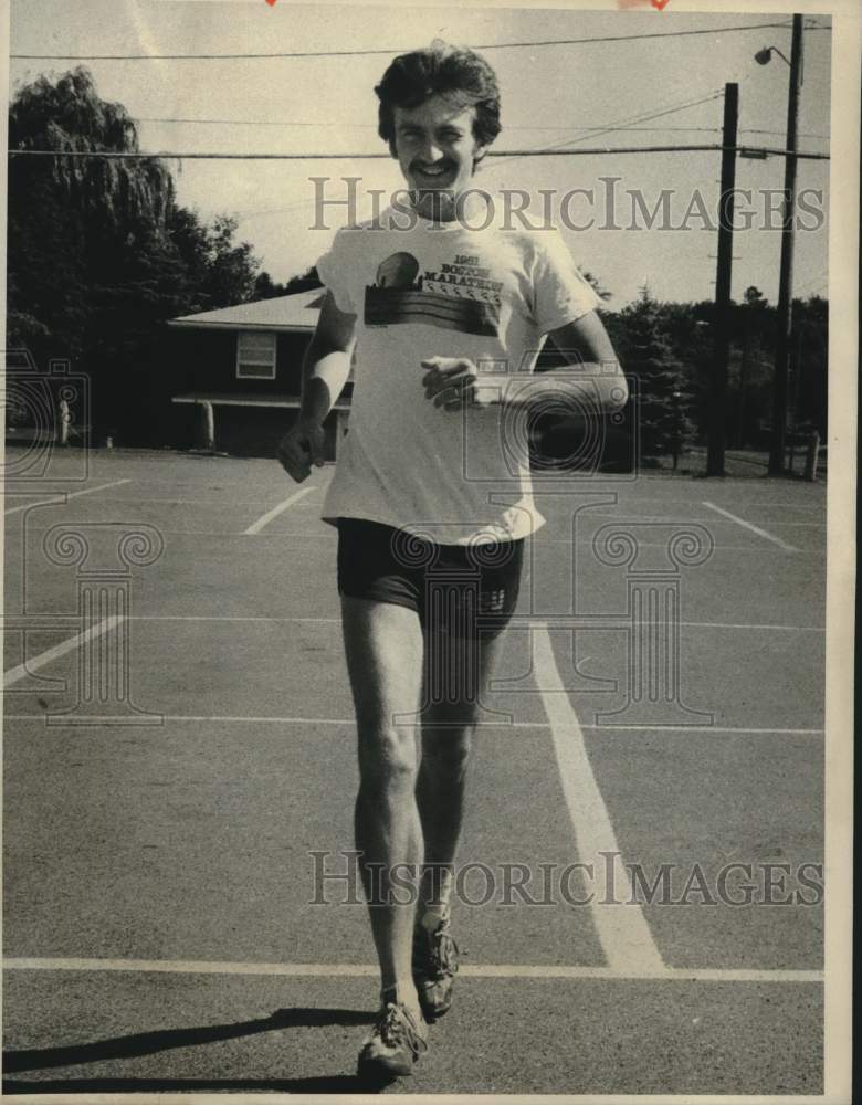 1982 Press Photo Syracuse, New York Runner Jim McKeena - syp05433- Historic Images