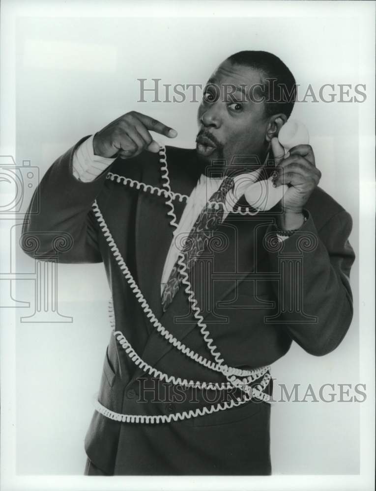 1990 Press Photo Comedian Brad Sanders hosts &quot;CBS Soap Central&quot; - Historic Images