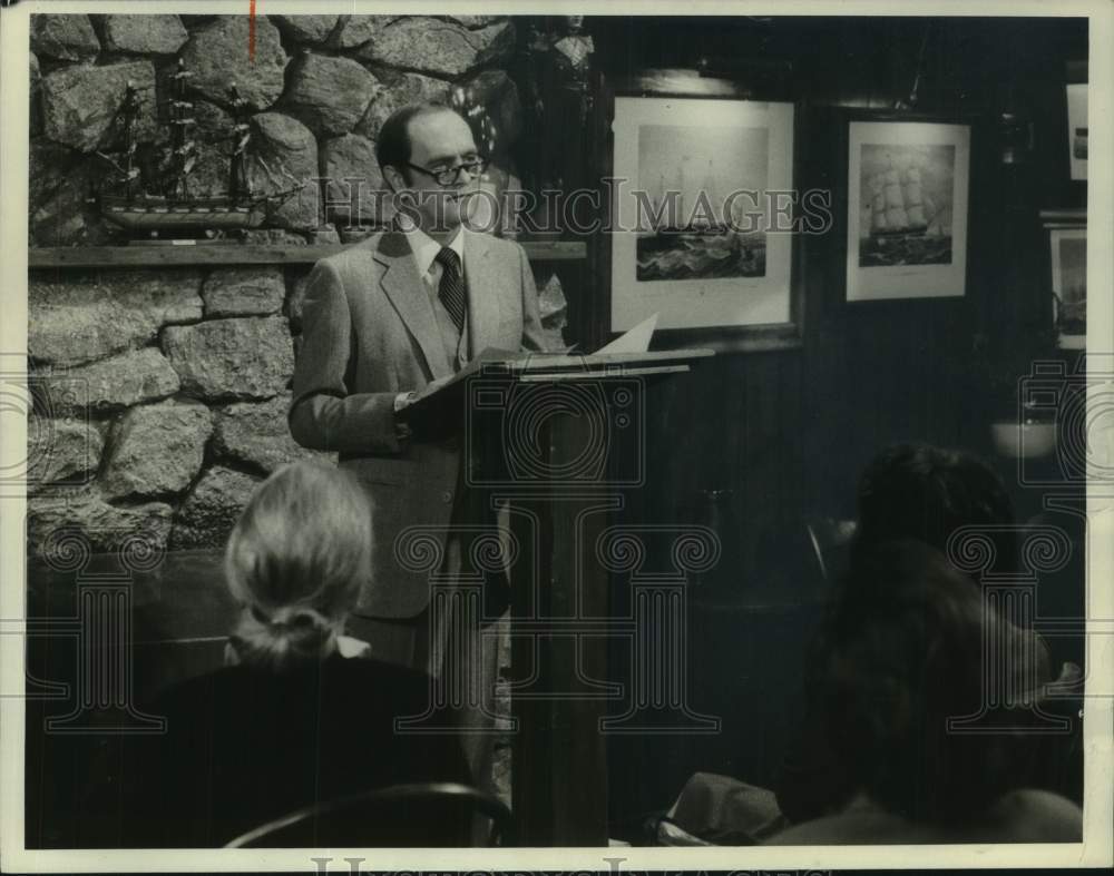 Press Photo Bob Newhart in television scene - Historic Images