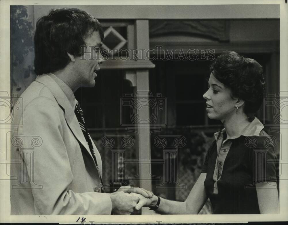 1977 Press Photo Jim Hutton and Mackenzie Phillips in "One Day at a Time" - Historic Images