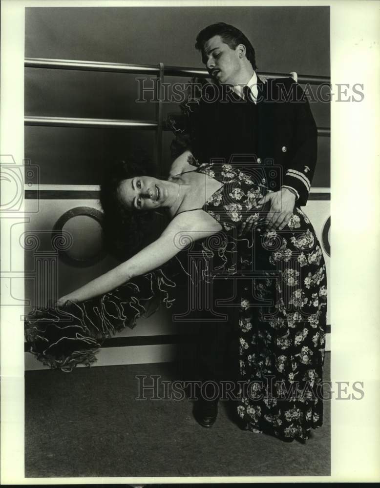 Press Photo Mickey Lord and Robert Boulter in &quot;Dames at Sea&quot; - Historic Images