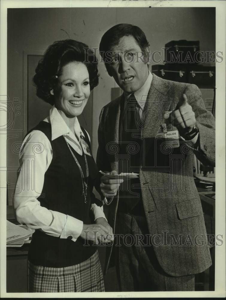 Press Photo Actor Earl Holliman in scene with co-star - Historic Images