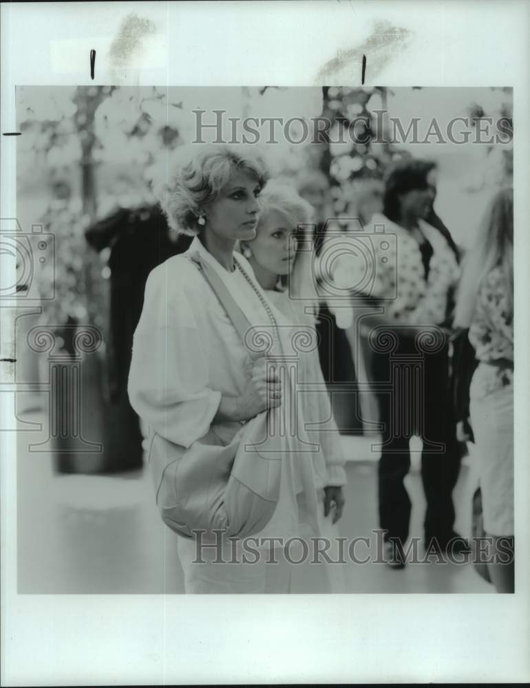 1989 Press Photo Jill Ireland and Kimberly Simms in &quot;Caught&quot; - Historic Images