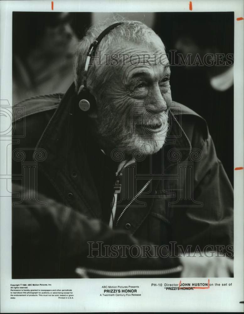 1985 Press Photo Director John Huston on &quot;Prizzi&#39;s Honor&quot; set - Historic Images