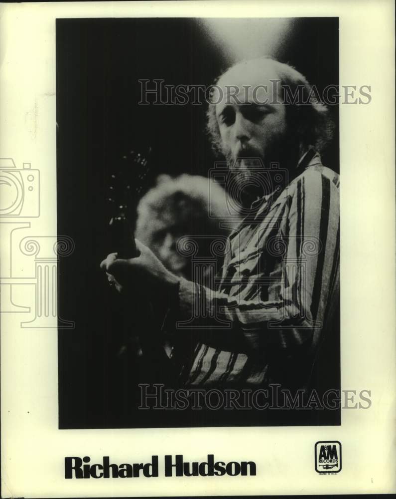 Press Photo Musician Richard Hudson during performance - Historic Images