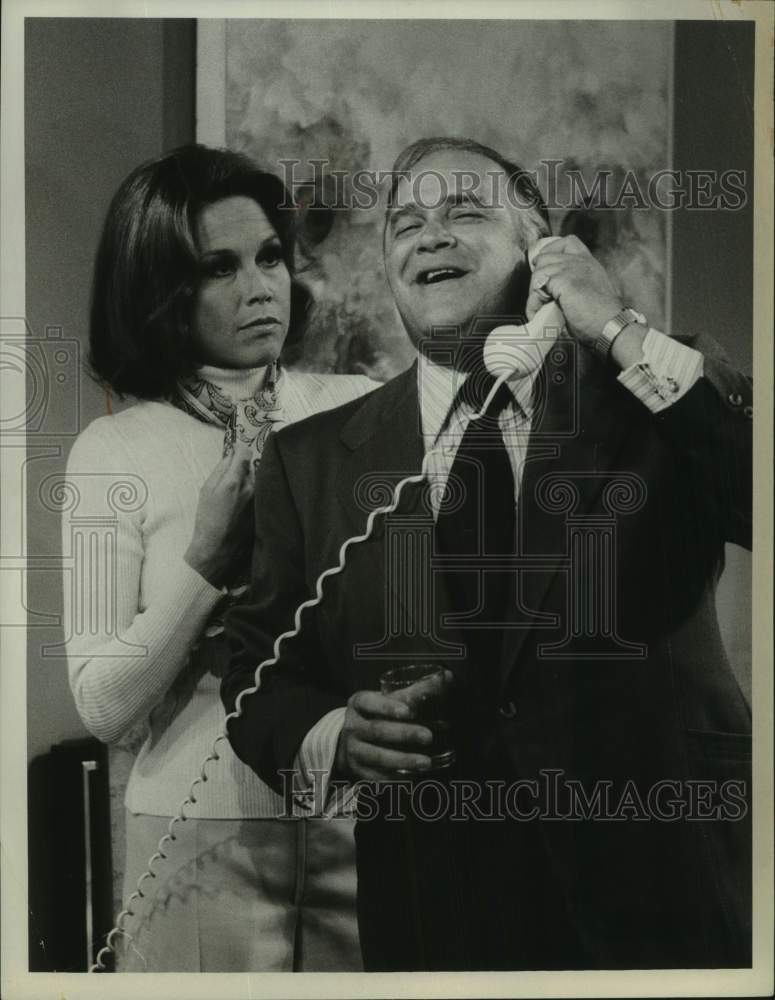 Press Photo Actor David Huddleston, Mary Tyler Moore in scene - Historic Images