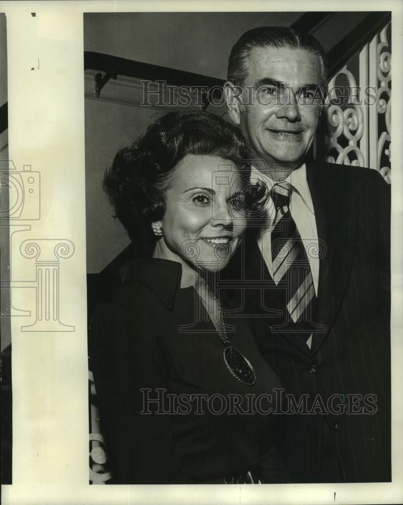 1974 Press Photo Dean Henry F. Schulte with columnist Ann Landers - Historic Images