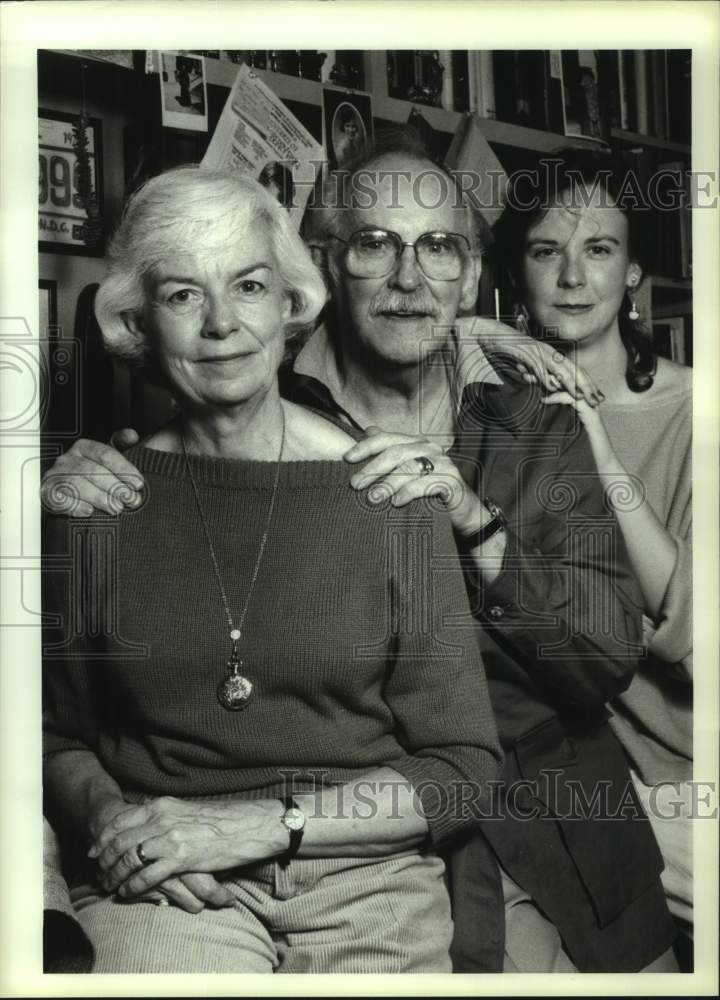 1985 Press Photo Barnard Hughes with wife Helen Stenborg &amp; daughter Laura Hughes - Historic Images